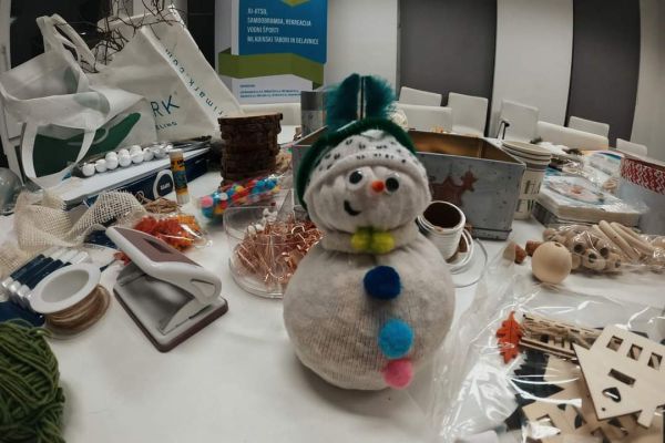 delavnica-izdelava-bozicnih-okraskov-2ABACA7A1-07EB-11BB-5D08-F8BF439600DF.jpg